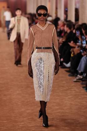 PFW - Acne Studios Runway A model walks the runway during the Acne Studios Womenswear Spring Summer 2026 show as part of Paris Fashion Week on October 01, 2025 in Paris, France. Photo by Alain-Gil Gonzalez ABACAPRESS.COM Paris France  Copyright: xGonzalezxAlain-Gil ABACAx