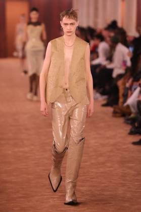PFW - Acne Studios Runway A model walks the runway during the Acne Studios Womenswear Spring Summer 2026 show as part of Paris Fashion Week on October 01, 2025 in Paris, France. Photo by Alain-Gil Gonzalez ABACAPRESS.COM Paris France  Copyright: xGonzalezxAlain-Gil ABACAx