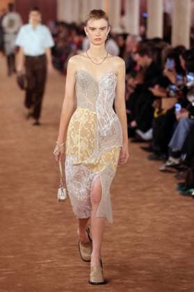 PFW - Acne Studios Runway A model walks the runway during the Acne Studios Womenswear Spring Summer 2026 show as part of Paris Fashion Week on October 01, 2025 in Paris, France. Photo by Alain-Gil Gonzalez ABACAPRESS.COM Paris France  Copyright: xGonzalezxAlain-Gil ABACAx