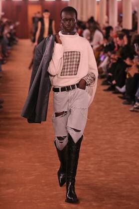 PFW - Acne Studios Runway A model walks the runway during the Acne Studios Womenswear Spring Summer 2026 show as part of Paris Fashion Week on October 01, 2025 in Paris, France. Photo by Alain-Gil Gonzalez ABACAPRESS.COM Paris France  Copyright: xGonzalezxAlain-Gil ABACAx