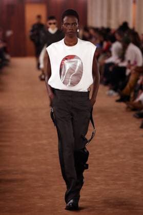 PFW - Acne Studios Runway A model walks the runway during the Acne Studios Womenswear Spring Summer 2026 show as part of Paris Fashion Week on October 01, 2025 in Paris, France. Photo by Alain-Gil Gonzalez ABACAPRESS.COM Paris France  Copyright: xGonzalezxAlain-Gil ABACAx