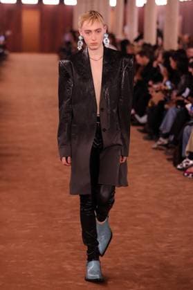 PFW - Acne Studios Runway A model walks the runway during the Acne Studios Womenswear Spring Summer 2026 show as part of Paris Fashion Week on October 01, 2025 in Paris, France. Photo by Alain-Gil Gonzalez ABACAPRESS.COM Paris France  Copyright: xGonzalezxAlain-Gil ABACAx