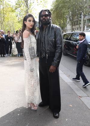 Milla Lapidus, Damso aux arrivées du défilé Rabanne Collection Femme Prêt à Porter Printemps Eté 2026 lors de la Fashion Week de Paris PFW , à lUNESCO, à Paris, France, le 2 octobre 2025 Denis Guignebourg Bestimage Arrivals Rabanne fashion show as part of Spring Summer 2026 Paris Fashion Week on October 02, 2025 in Paris, France Paris France  Copyright: xDenisxGuignebourgx xBestimagexDenisxGuignebourgx xBestimagex