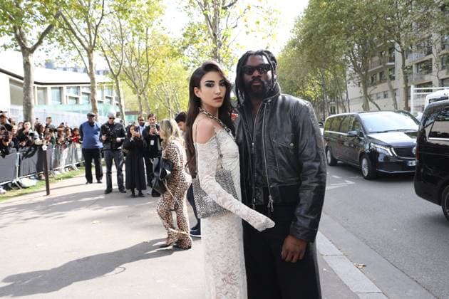Milla Lapidus, Damso aux arrivées du défilé Rabanne Collection Femme Prêt à Porter Printemps Eté 2026 lors de la Fashion Week de Paris PFW , à lUNESCO, à Paris, France, le 2 octobre 2025 Denis Guignebourg Bestimage Arrivals Rabanne fashion show as part of Spring Summer 2026 Paris Fashion Week on October 02, 2025 in Paris, France Paris France  Copyright: xDenisxGuignebourgx xBestimagexDenisxGuignebourgx xBestimagex