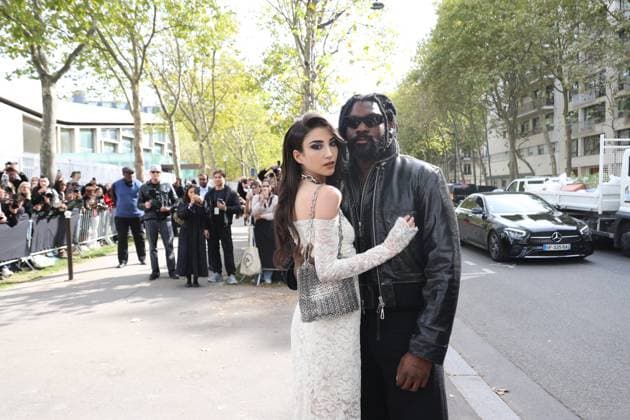 Milla Lapidus, Damso aux arrivées du défilé Rabanne Collection Femme Prêt à Porter Printemps Eté 2026 lors de la Fashion Week de Paris PFW , à lUNESCO, à Paris, France, le 2 octobre 2025 Denis Guignebourg Bestimage Arrivals Rabanne fashion show as part of Spring Summer 2026 Paris Fashion Week on October 02, 2025 in Paris, France Paris France  Copyright: xDenisxGuignebourgx xBestimagexDenisxGuignebourgx xBestimagex