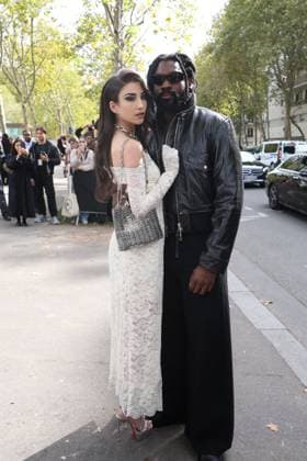 Milla Lapidus, Damso aux arrivées du défilé Rabanne Collection Femme Prêt à Porter Printemps Eté 2026 lors de la Fashion Week de Paris PFW , à lUNESCO, à Paris, France, le 2 octobre 2025 Denis Guignebourg Bestimage Arrivals Rabanne fashion show as part of Spring Summer 2026 Paris Fashion Week on October 02, 2025 in Paris, France Paris France  Copyright: xDenisxGuignebourgx xBestimagexDenisxGuignebourgx xBestimagex