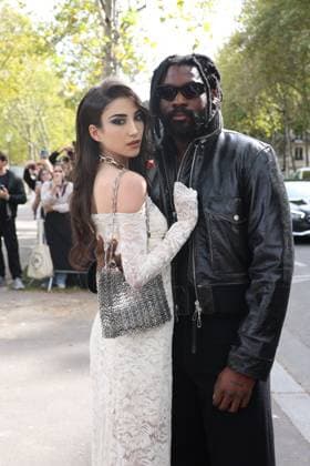 Milla Lapidus, Damso aux arrivées du défilé Rabanne Collection Femme Prêt à Porter Printemps Eté 2026 lors de la Fashion Week de Paris PFW , à lUNESCO, à Paris, France, le 2 octobre 2025 Denis Guignebourg Bestimage Arrivals Rabanne fashion show as part of Spring Summer 2026 Paris Fashion Week on October 02, 2025 in Paris, France Paris France  Copyright: xDenisxGuignebourgx xBestimagexDenisxGuignebourgx xBestimagex