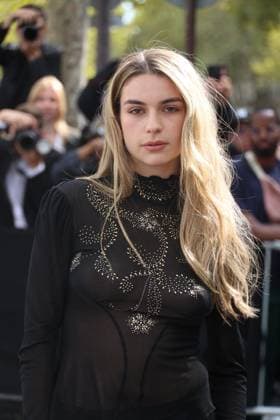 Adèle Castillon aux arrivées du défilé Rabanne Collection Femme Prêt à Porter Printemps Eté 2026 lors de la Fashion Week de Paris PFW , à lUNESCO, à Paris, France, le 2 octobre 2025 Denis Guignebourg Bestimage Arrivals Rabanne fashion show as part of Spring Summer 2026 Paris Fashion Week on October 02, 2025 in Paris, France Paris France  Copyright: xDenisxGuignebourgx xBestimagexDenisxGuignebourgx xBestimagex