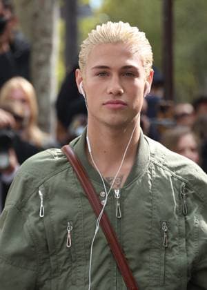 Matteo Sinet aux arrivals du défilé Rabanne Collection Femme Prêt à Porter Printemps Eté 2026 lors de la Fashion Week de Paris PFW , à lUNESCO, à Paris, France, le 2 octobre 2025 Denis Guignebourg Bestimage Arrivals Rabanne fashion show as part of Spring Summer 2026 Paris Fashion Week on October 02, 2025 in Paris, France Paris France  Copyright: xDenisxGuignebourgx xBestimagexDenisxGuignebourgx xBestimagex