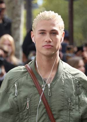 Matteo Sinet aux arrivals du défilé Rabanne Collection Femme Prêt à Porter Printemps Eté 2026 lors de la Fashion Week de Paris PFW , à lUNESCO, à Paris, France, le 2 octobre 2025 Denis Guignebourg Bestimage Arrivals Rabanne fashion show as part of Spring Summer 2026 Paris Fashion Week on October 02, 2025 in Paris, France Paris France  Copyright: xDenisxGuignebourgx xBestimagexDenisxGuignebourgx xBestimagex