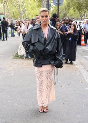 Emili Sindlev aux arrivals du défilé Rabanne Collection Femme Prêt à Porter Printemps Eté 2026 lors de la Fashion Week de Paris PFW , à lUNESCO, à Paris, France, le 2 octobre 2025 Denis Guignebourg Bestimage Arrivals Rabanne fashion show as part of Spring Summer 2026 Paris Fashion Week on October 02, 2025 in Paris, France Paris France  Copyright: xDenisxGuignebourgx xBestimagexDenisxGuignebourgx xBestimagex