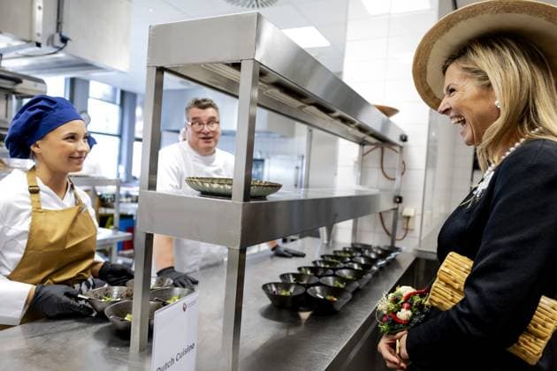 MAASTRICHT - Queen Maxima receives an explanation in the kitchen during the opening of the 75th anniversary of Hotel Management School Maastricht, part of Zuyd University of Applied Sciences. ANP ROBIN VAN LONKHUIJSEN netherlands out - belgium out  Copyright: xx x538143056x originalFilename: 538143056.jpg