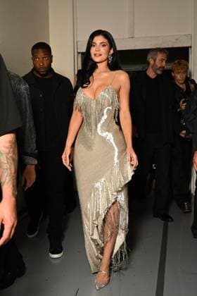 Exclusif Kylie Jenner au défilé Schiaparelli Collection Femme Prêt à Porter Printemps Eté 2026 lors de la Fashion Week de Paris PFW , au center Pompidou, à Paris, FRance, le 2 octobre 2025 Pierre Perusseau Bestimage Exclusive Kylie Jenner at Schiaparelli during the Womenswear Spring Summer 2026 as part of Paris Fashion Week on October 2, 2025 in Paris, France Paris France  Copyright: xTizianoxDaxSilvax-xPierrexPerusseaux xBestimagexTizianoxDaxSilvax-xPierrexPerusseaux xBestimagex