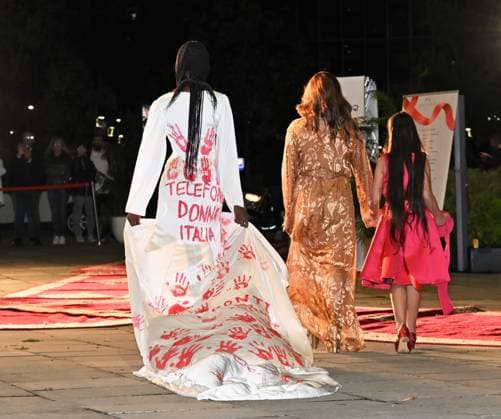Milan, Italy Il Filo del Coraggio fashion show event dedicated to women against violence by the Italian-Moroccan designer Hnia Harrati at the Fontana e Rocce of Palazzo Lombardia during Fashion Week. Celebrities, institutions and associations are present. In the photo: model at the closing show with a particular white dress symbolizing the fight against violence against women.  Copyright: xNickxZonnax xipa-agency.netx xNickxZonnax IPA_Agency_IPA66058231