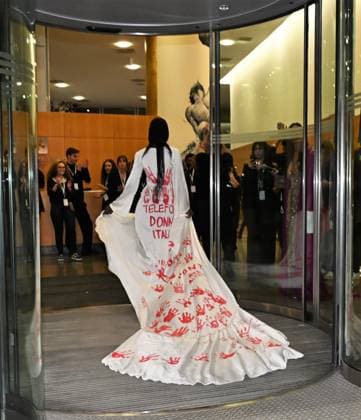 Milan, Italy Il Filo del Coraggio fashion show event dedicated to women against violence by the Italian-Moroccan designer Hnia Harrati at the Fontana e Rocce of Palazzo Lombardia during Fashion Week. Celebrities, institutions and associations are present. In the photo: model at the closing show with a particular white dress symbolizing the fight against violence against women.  Copyright: xNickxZonnax xipa-agency.netx xNickxZonnax IPA_Agency_IPA66058235