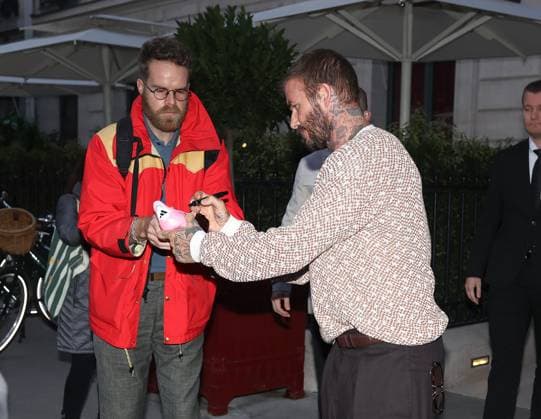 David Beckham In Paris David Beckham signs an autograph on a football boot for a fan outside his hotel during Paris Fashion Week. France , Paris on october 2 , 2025  Copyright: xDFYx