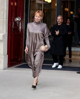 Pamela Anderson in Paris Pamela Anderson s new hairstyle in Paris during Fashion Week. France , Paris on october 2 , 2025  Copyright: xDFYx
