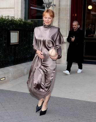 Pamela Anderson in Paris Pamela Anderson s new hairstyle in Paris during Fashion Week. France , Paris on october 2 , 2025  Copyright: xDFYx