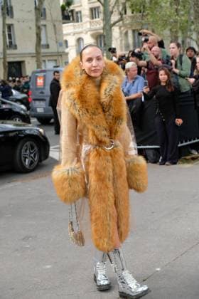 PFW - Paco Rabanne Outside Arrivals Carla Ginola wears a plastic clear coat with fur collar cuffs and trim, silver combat boots, silver and a gold metallic Rabanne bag Carla Ginola at Paco Rabanne show during the Womenswear Spring Summer 2026 as part of Paris Fashion Week on October 2, 2025 in Paris, France. Photo by Robin Psaila ABACAPRESS.COM Paris France  Copyright: xPsailaxRobin ABACAx