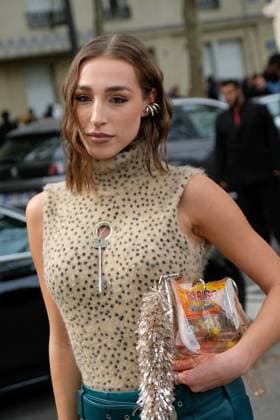 PFW - Paco Rabanne Outside Arrivals Ginevra Mavilla wears beige sleeveless turtleneck knitted top with black dots and silver metallic hole, key pendant necklace, teal leather fringed midi skirt with fur inside lining, brown combat boots, peach plastic clear bag Ginevra Mavilla at Paco Rabanne show during the Womenswear Spring Summer 2026 as part of Paris Fashion Week on October 2, 2025 in Paris, France. Photo by Robin Psaila ABACAPRESS.COM Paris France  Copyright: xPsailaxRobin ABACAx