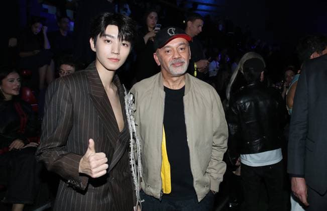 Karry Wang et Christian Louboutin au Loubi Show par Christian Louboutin dans le cadre de la Fashion Week de Paris, au DOJO de Paris, France, le 2 Octobre 2025 Bertrand Rindoff Bestimage Celebrities at the Loubi Show by Christian Louboutin as part of Paris Fashion Week on October 02, 2025 in Paris, France Paris France  Copyright: xBERTRANDxRINDOFFxPETROFFx xBESTIMAGExBERTRANDxRINDOFFxPETROFFx xBESTIMAGEx