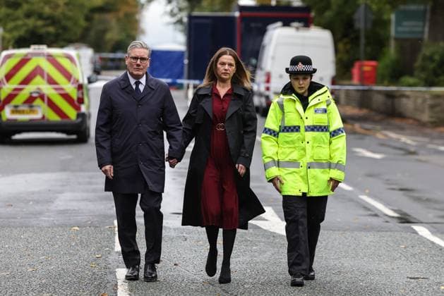 Manchester Synagogue Terror Attack day 2 Sir Keir Starmer, Prime Minister of the United Kingdom of Great Britain and Northern Ireland and his wife Victoria, Lady Starmer attend the scene as they pay their respects during the Manchester synagogue terror attack day 2 at Heaton Park Shul, Manchester, United Kingdom, 3rd October 2025 (Photo by Mark Cosgrove News Images) Manchester Heaton Park Shul Greater Manchester United Kingdom Copyright: xMarkxCosgrove NewsxImagesx