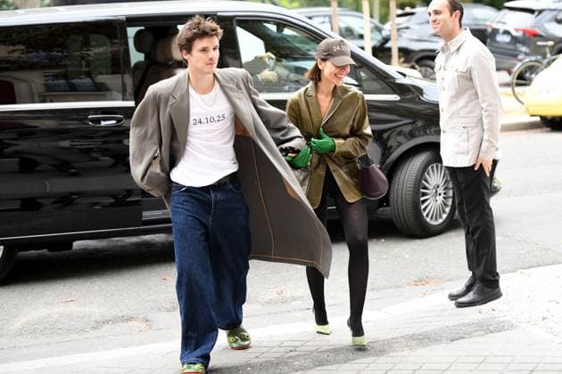 Cruz Beckham and his partner Jackie Apostel are back to their hotel during Fashion Week in Paris October 3, 2025 Cruz Beckham and his partner Jackie Apostel are coming back to their hotel in Paris, Cruz was wearing some bizarre frog shoes Paris France  Copyright: xAgence BestimagexAgence Bestimagex