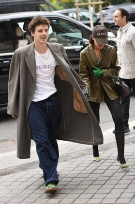 Cruz Beckham and his partner Jackie Apostel are back to their hotel during Fashion Week in Paris October 3, 2025 Cruz Beckham and his partner Jackie Apostel are coming back to their hotel in Paris, Cruz was wearing some bizarre frog shoes Paris France  Copyright: xAgence BestimagexAgence Bestimagex