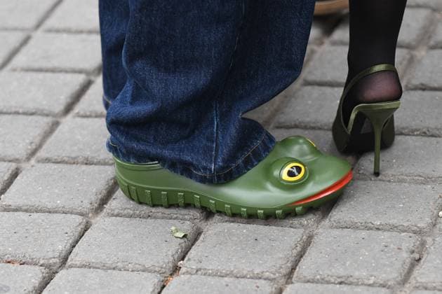 Cruz Beckham and his partner Jackie Apostel are back to their hotel during Fashion Week in Paris October 3, 2025 Cruz Beckham and his partner Jackie Apostel are coming back to their hotel in Paris, Cruz was wearing some bizarre frog shoes Paris France  Copyright: xAgence BestimagexAgence Bestimagex