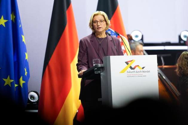 Festakt zum Tag der Deutschen Einheit in Saarbruecken Anke Rehlinger, Ministerpraesidentin des Saarland bei ihrer Rede beim Festakt zum Tag der Deutschen Einheit 2025, Saarbruecken, 03.10.2025 Saarbruecken Saarland Deutschland *** Ceremony to mark the Day of German Unity in Saarbruecken Anke Rehlinger, Minister President of Saarland during her speech at the ceremony to mark the Day of German Unity 2025, Saarbruecken, 03 10 2025 Saarbruecken Saarland Germany