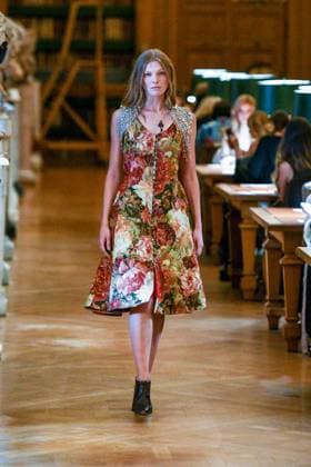 PFW - Wild Rose & Sparrow A model poses on the runway during Wild Rose & Sparrow SS26 PFW Runway Show, Nuit Au Ballet as part of Paris Fashion Week on October 2, 2025 in Paris, France. Photo by Shootpix ABACAPRESS.COM Paris France  Copyright: xShootpix ABACAx