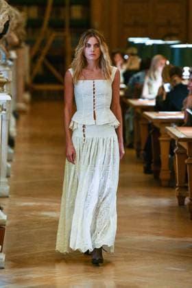 PFW - Wild Rose & Sparrow A model poses on the runway during Wild Rose & Sparrow SS26 PFW Runway Show, Nuit Au Ballet as part of Paris Fashion Week on October 2, 2025 in Paris, France. Photo by Shootpix ABACAPRESS.COM Paris France  Copyright: xShootpix ABACAx