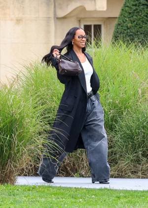 Solange Knowles at the arrivals of the Loewe Collection Femme Prêt à Porter Printemps Eté 2026 show during Paris Fashion Week PFW , at the Cité Universitaire in Paris, France, October 03, 2025 Denis Guignebourg Bestimage Arrivals Loewe fashion show as part of Spring Summer 2026 Paris Fashion Week on October 03, 2025 in Paris, France Paris France  Copyright: xDenisxGuignebourgx xBestimagexDenisxGuignebourgx xBestimagex