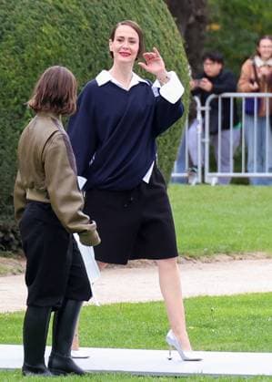 Sarah Paulson at the arrivals of the Loewe Collection Femme Prêt à Porter Printemps Eté 2026 show during Paris Fashion Week PFW , at the Cité Universitaire in Paris, France, October 03, 2025 Denis Guignebourg Bestimage Arrivals Loewe fashion show as part of Spring Summer 2026 Paris Fashion Week on October 03, 2025 in Paris, France Paris France  Copyright: xDenisxGuignebourgx xBestimagexDenisxGuignebourgx xBestimagex