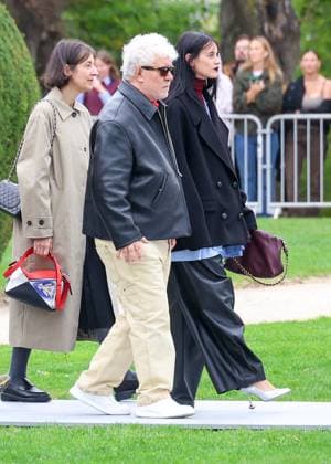 Pedro Almodovar and Milena Smit at the arrivals of the Loewe Collection Femme Prêt à Porter Printemps Eté 2026 show during Paris Fashion Week PFW , at the Cité Universitaire in Paris, France, October 03, 2025 Denis Guignebourg Bestimage Arrivals Loewe fashion show as part of Spring Summer 2026 Paris Fashion Week on October 03, 2025 in Paris, France Paris France  Copyright: xDenisxGuignebourgx xBestimagexDenisxGuignebourgx xBestimagex