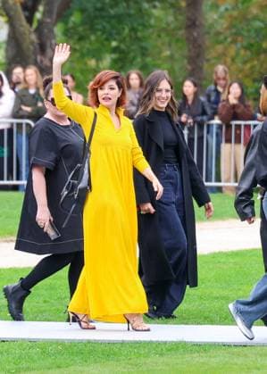 Parker Posey at the arrivals of the Loewe Collection Femme Prêt à Porter Printemps Eté 2026 show during Paris Fashion Week PFW , at the Cité Universitaire in Paris, France, October 03, 2025 Denis Guignebourg Bestimage Arrivals Loewe fashion show as part of Spring Summer 2026 Paris Fashion Week on October 03, 2025 in Paris, France Paris France  Copyright: xDenisxGuignebourgx xBestimagexDenisxGuignebourgx xBestimagex
