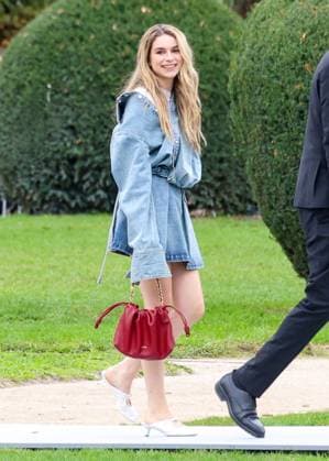 Adèle Castillon aux arrivals du défilé Loewe Collection Femme Prêt à Porter Printemps Eté 2026 lors de la Fashion Week de Paris PFW , à la Cité Universitaire de Paris, France, le 3 octobre 2025 Denis Guignebourg Bestimage Arrivals Loewe fashion show as part of Spring Summer 2026 Paris Fashion Week on October 03, 2025 in Paris, France Paris France  Copyright: xDenisxGuignebourgx xBestimagexDenisxGuignebourgx xBestimagex