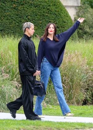 Liv Tyler aux arrivals du défilé Loewe Collection Femme Prêt à Porter Printemps Eté 2026 lors de la Fashion Week de Paris PFW , à la Cité Universitaire de Paris, France, le 3 octobre 2025 Denis Guignebourg Bestimage Arrivals Loewe fashion show as part of Spring Summer 2026 Paris Fashion Week on October 03, 2025 in Paris, France Paris France  Copyright: xDenisxGuignebourgx xBestimagexDenisxGuignebourgx xBestimagex