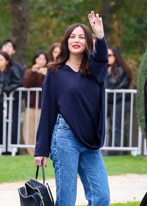 Liv Tyler aux arrivals du défilé Loewe Collection Femme Prêt à Porter Printemps Eté 2026 lors de la Fashion Week de Paris PFW , à la Cité Universitaire de Paris, France, le 3 octobre 2025 Denis Guignebourg Bestimage Arrivals Loewe fashion show as part of Spring Summer 2026 Paris Fashion Week on October 03, 2025 in Paris, France Paris France  Copyright: xDenisxGuignebourgx xBestimagexDenisxGuignebourgx xBestimagex