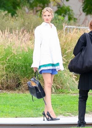 Guest aux arrivées du défilé Loewe Collection Femme Prêt à Porter Printemps Eté 2026 lors de la Fashion Week de Paris PFW , à la Cité Universitaire de Paris, France, le 3 octobre 2025 Denis Guignebourg Bestimage Arrivals Loewe fashion show as part of Spring Summer 2026 Paris Fashion Week on October 03, 2025 in Paris, France Paris France  Copyright: xDenisxGuignebourgx xBestimagexDenisxGuignebourgx xBestimagex