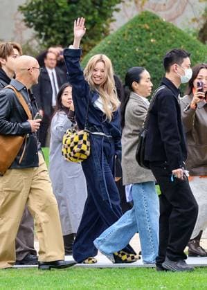 Guest aux arrivées du défilé Loewe Collection Femme Prêt à Porter Printemps Eté 2026 lors de la Fashion Week de Paris PFW , à la Cité Universitaire de Paris, France, le 3 octobre 2025 Denis Guignebourg Bestimage Arrivals Loewe fashion show as part of Spring Summer 2026 Paris Fashion Week on October 03, 2025 in Paris, France Paris France  Copyright: xDenisxGuignebourgx xBestimagexDenisxGuignebourgx xBestimagex