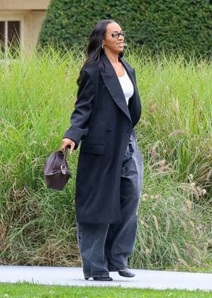 Solange Knowles at the arrivals of the Loewe Collection Femme Prêt à Porter Printemps Eté 2026 show during Paris Fashion Week PFW , at the Cité Universitaire in Paris, France, October 03, 2025 Denis Guignebourg Bestimage Arrivals Loewe fashion show as part of Spring Summer 2026 Paris Fashion Week on October 03, 2025 in Paris, France Paris France  Copyright: xDenisxGuignebourgx xBestimagexDenisxGuignebourgx xBestimagex