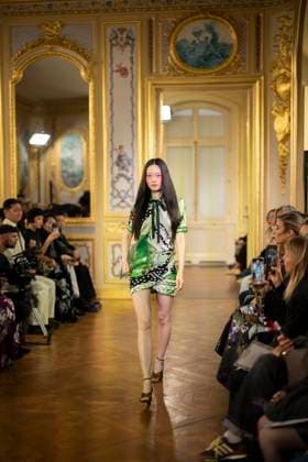 PFW - Leonard Paris A model presents a creation by Leonard Paris for the Women Ready-to-wear Spring-Summer 2026 collection as part of the Paris Fashion Week, in Paris on October 3, 2025. Photo by Eliot Blondet ABACAPRESS.COM Paris Ile-de-France France  Copyright: xBlondetxEliot ABACAx