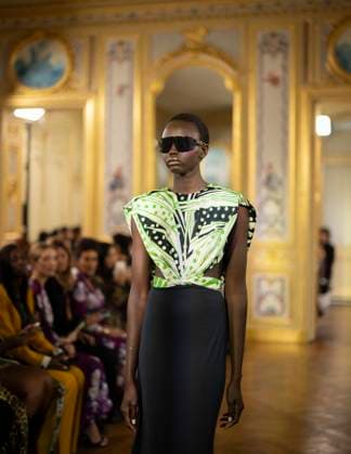 PFW - Leonard Paris A model presents a creation by Leonard Paris for the Women Ready-to-wear Spring-Summer 2026 collection as part of the Paris Fashion Week, in Paris on October 3, 2025. Photo by Eliot Blondet ABACAPRESS.COM Paris Ile-de-France France  Copyright: xBlondetxEliot ABACAx