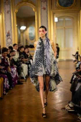 PFW - Leonard Paris A model presents a creation by Leonard Paris for the Women Ready-to-wear Spring-Summer 2026 collection as part of the Paris Fashion Week, in Paris on October 3, 2025. Photo by Eliot Blondet ABACAPRESS.COM Paris Ile-de-France France  Copyright: xBlondetxEliot ABACAx