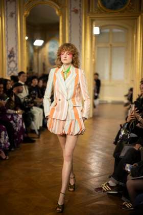 PFW - Leonard Paris A model presents a creation by Leonard Paris for the Women Ready-to-wear Spring-Summer 2026 collection as part of the Paris Fashion Week, in Paris on October 3, 2025. Photo by Eliot Blondet ABACAPRESS.COM Paris Ile-de-France France  Copyright: xBlondetxEliot ABACAx