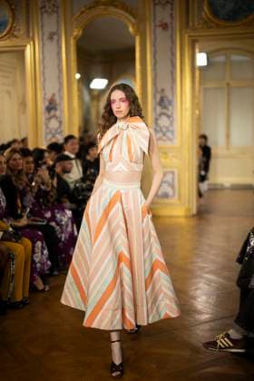 PFW - Leonard Paris A model presents a creation by Leonard Paris for the Women Ready-to-wear Spring-Summer 2026 collection as part of the Paris Fashion Week, in Paris on October 3, 2025. Photo by Eliot Blondet ABACAPRESS.COM Paris Ile-de-France France  Copyright: xBlondetxEliot ABACAx