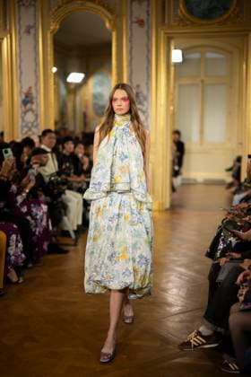 PFW - Leonard Paris A model presents a creation by Leonard Paris for the Women Ready-to-wear Spring-Summer 2026 collection as part of the Paris Fashion Week, in Paris on October 3, 2025. Photo by Eliot Blondet ABACAPRESS.COM Paris Ile-de-France France  Copyright: xBlondetxEliot ABACAx