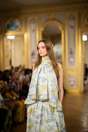 PFW - Leonard Paris A model presents a creation by Leonard Paris for the Women Ready-to-wear Spring-Summer 2026 collection as part of the Paris Fashion Week, in Paris on October 3, 2025. Photo by Eliot Blondet ABACAPRESS.COM Paris Ile-de-France France  Copyright: xBlondetxEliot ABACAx