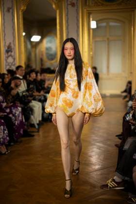 PFW - Leonard Paris A model presents a creation by Leonard Paris for the Women Ready-to-wear Spring-Summer 2026 collection as part of the Paris Fashion Week, in Paris on October 3, 2025. Photo by Eliot Blondet ABACAPRESS.COM Paris Ile-de-France France  Copyright: xBlondetxEliot ABACAx